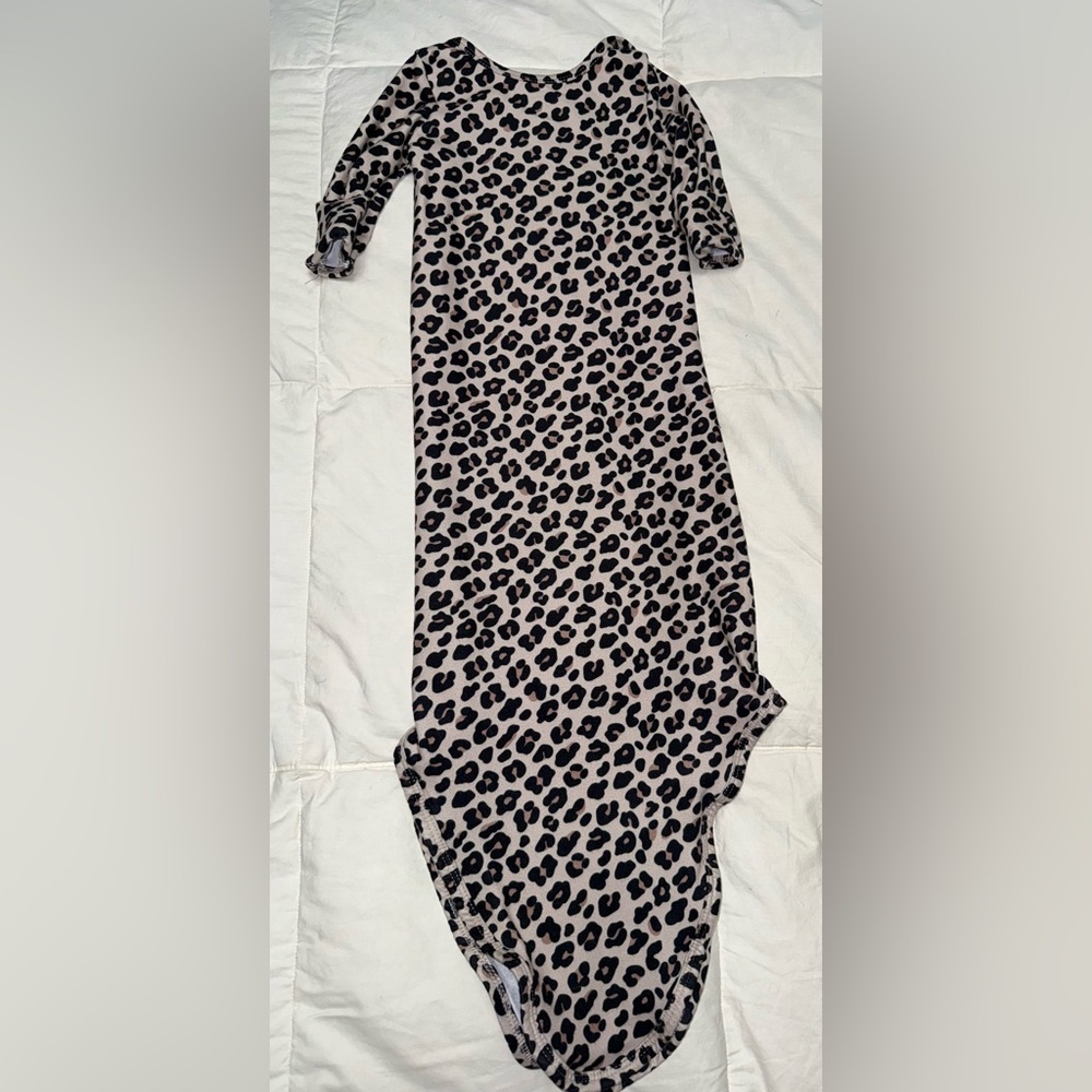 Caden Lane snow leopard print knotted baby gown with matching cap, sz 0-3 mos - Picture 4 of 5